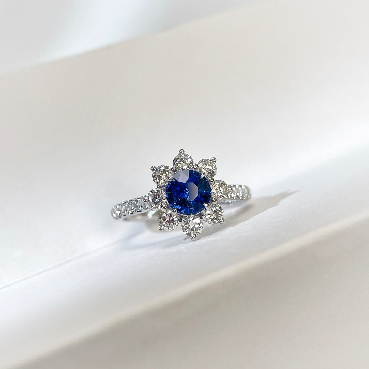 Unheated Round Blue Sapphire Halo Sunflower Ring  0.79 CT 18K Solid Gold With Guild Certificate Cornflower Blue