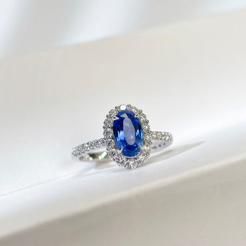 Unheated Oval Blue Sapphire Halo Ring  1.88 CT 18K Solid Gold With Guild Certificate Cornflower Blue