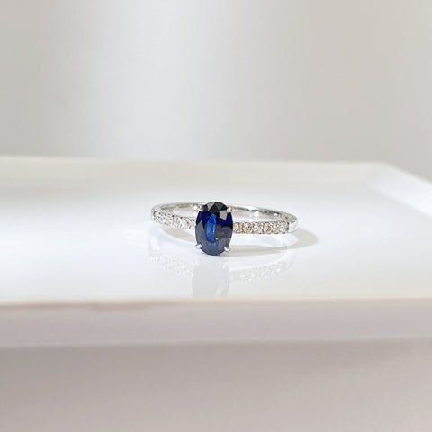 Solitaire oval Sapphire Ring with Diamond Accents