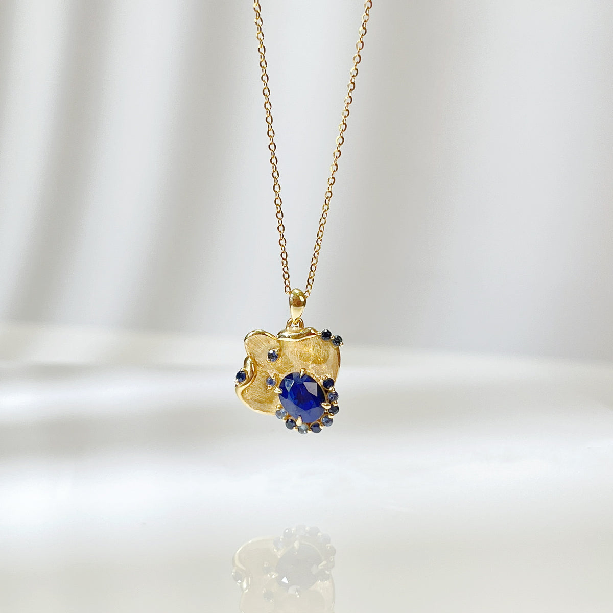 Shell design Blue Sapphire necklace 18K solid gold